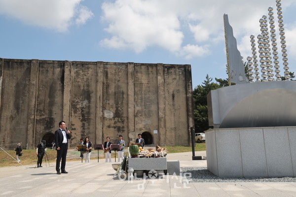 황산옥매광산 광부수몰사건 합동추모제에서 유족인 김정현 교수가 헌시를 낭독하고 있다.