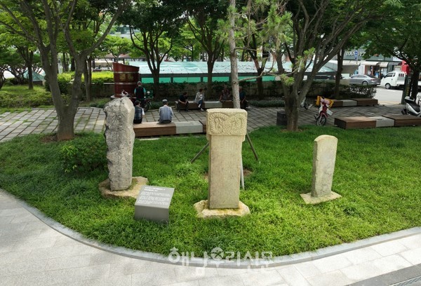 해남군민광장에 세워진 남천교 중수비, 어성교 중창비석이 도지정 문화재가 된다.