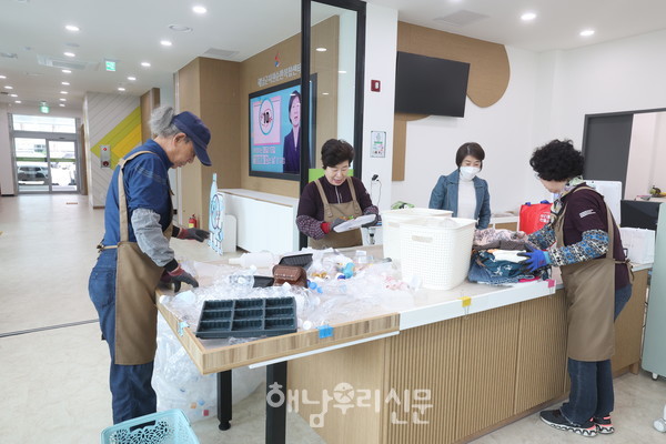 해남군은 2021년 4월 쓰레기가 돈이 되는 ‘땅끝희망이’로 전국에 주민참여형 자원순환 시스템을 구축해 발빠른 친환경 정책을 펼쳐왔다.