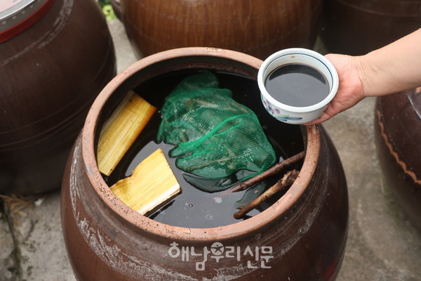 옥천면 대산리에서 전통방식 그대로 장을 만드는 장미옥씨는 외가의 비법을 따라 옻장을 담근다.