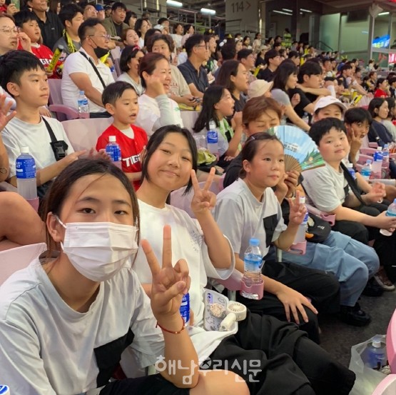 계곡초등학교 학생들이 프로야구를 관람카 위해 경기장을 찾았다.