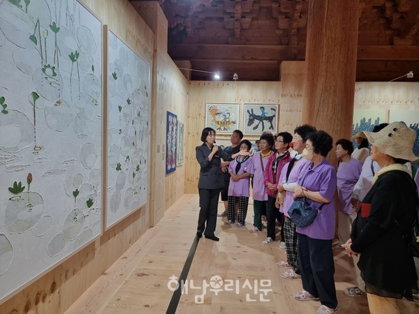 지난해 대흥사에서 열린 전남국제수묵비엔날레 해남특별전’에 관람객이 작품을 감상하고 있다.