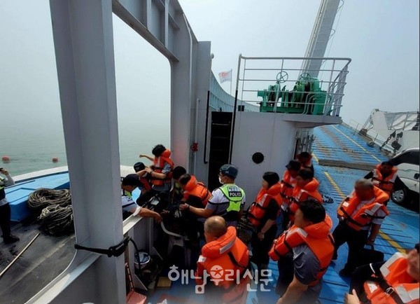 땅끝에서 출발한 여객선이 스크류에 부유물이 감겨 엔진이 멈추면서 승객 50명이 해경에 의해 구조됐다.