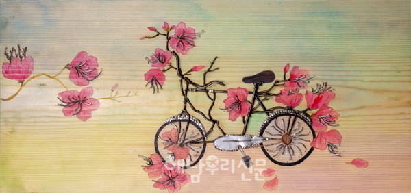 한현진 작가의 ‘못 그리고 꽃’ 전시회가 9월29일까지 해남아트마루에서 열리고 있다.