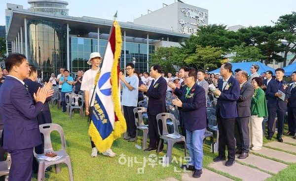 제40회 해남중·고총동창회 개회식이 열린 지난 8월31일 박지원 국회의원과 명현관 군수가 찾아와 축하했다.