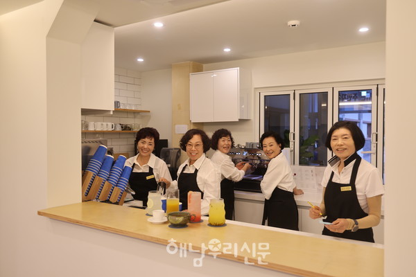 북평면주민자치회 중년여성 위원들이 연 ‘남파랑카페’에서는 직접 만든 수제차가 인기를 끌고 있다.