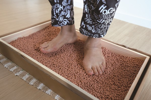 북평면 남창마을 양은숙 어르신이 황톳길이 너무나 걷고 싶어 상자에서 제자리 걷기를 하고 있다.