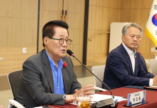 박지원 국회의원이 영광군수 재선거 민주당 선거대책위원장을 맡은데 이어 곡성군수 재선거도 도운다.