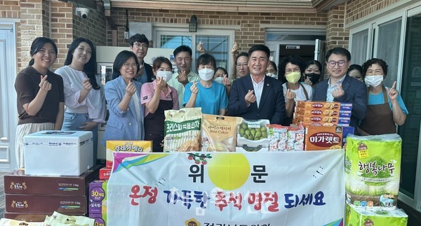 김성일 도의원이 황산소망요양원을 방문해 위문품을 전달했다.