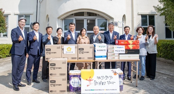해남군의회와 해남진도축협, 농협군지부가 해남등대원에 위문품을 전달했다.