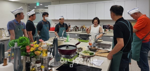 올해 두 번째로 연 ‘신중년 아버지 요리교실’은 건강한 식사를 할 수 있는 요리를 배울 수 있어, 인기리에 진행됐다.