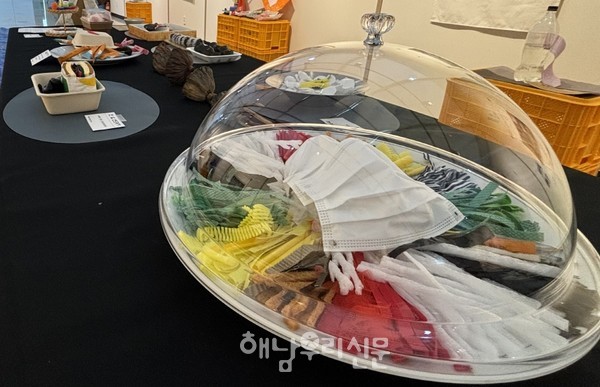해남자원순환연구회 ‘길 잃은 쓰레기展’에서 쓰레기로 만든 공예품으로 식탁 위 먹거리를 연출했다.