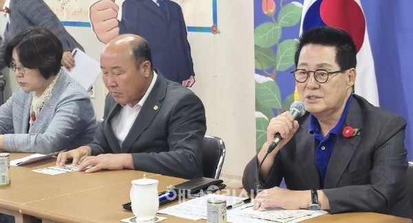 박지원 국회의원이 기자 간담회에서 국회 등원 100일 간 국비확보 및 국책사업 유치활동에 대해 설명했다.