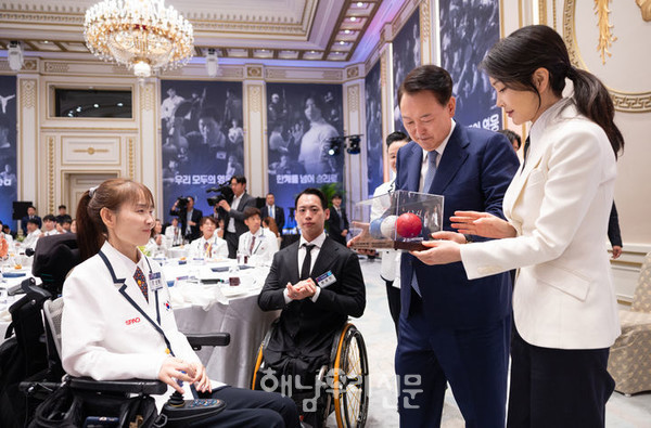 옥천면 출신 강선희 선수가 지난 9월13일 청와대 영빈관에서 윤석열 대통령과 김건희 여사에게 사인볼을 전달하고 있다. (사진=대통령실 제공)