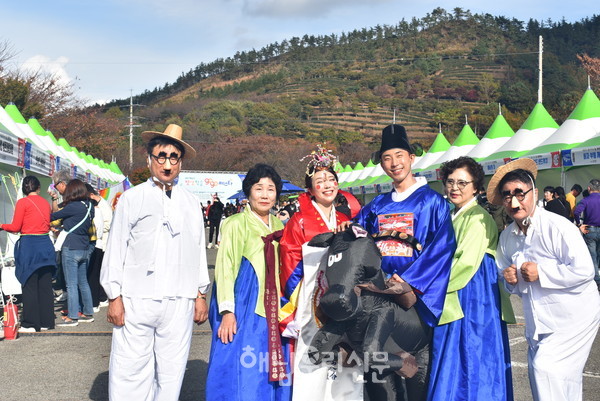 해남향교 마당에서 오는 28일 3쌍의 전통혼례식이 열린다.(2023년 미남축제 전통혼례식)