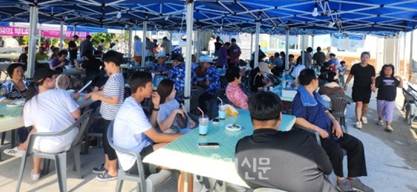 제1회 짱뚱어 축제가 열린 황산 징의마을에 많은 향우들이 찾아 축제를 즐겼다.