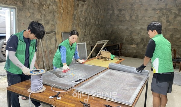 해남군청년새마을연대가 북평 와룡마을에서 ‘사랑의 방충망 교체’ 사업을 진행했다.