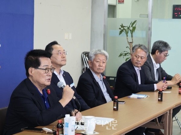 박지원 국회의원이 감담회를 통해 송지면 군시설 철회 소식을 전하고 있다.