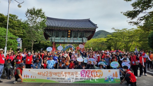 해남군장애인종합복지관은 힐링여행 일환으로 영광군 상사화 축제를 찾았다.