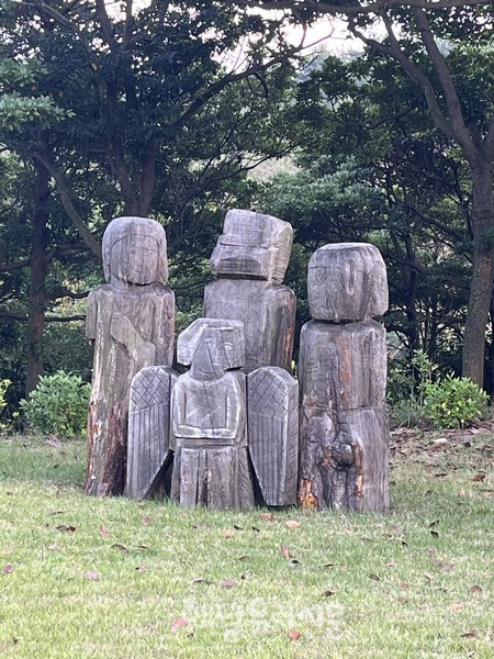 산이정원에서 환경과 예술의 조화를 꿈꾸는 ‘나비 Project’가 열린다.(박미화 작가의 ‘가족’, 나무에 채색)