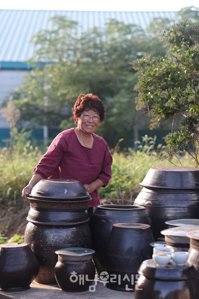 산이면 외송리 김두옥씨는 친정어머니의 가르침을 따라 전통 그대로 장을 만들며, 지역에도 전통장을 만들어 봉사하고 있다.