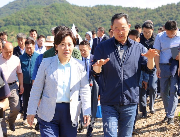 송미령 농림축산식품부 장관이 해남을 방문, 배추 작황을 점검했다.