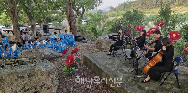 화산면 석정리 고인돌 공원에서 필하모니 오케스트라의 공연이 펼쳐졌다.