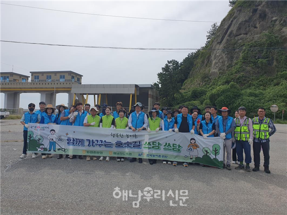 한국농어촌공사 해남·완도지사는 고천암방조제에서 해양쓰레기를 수거했다.