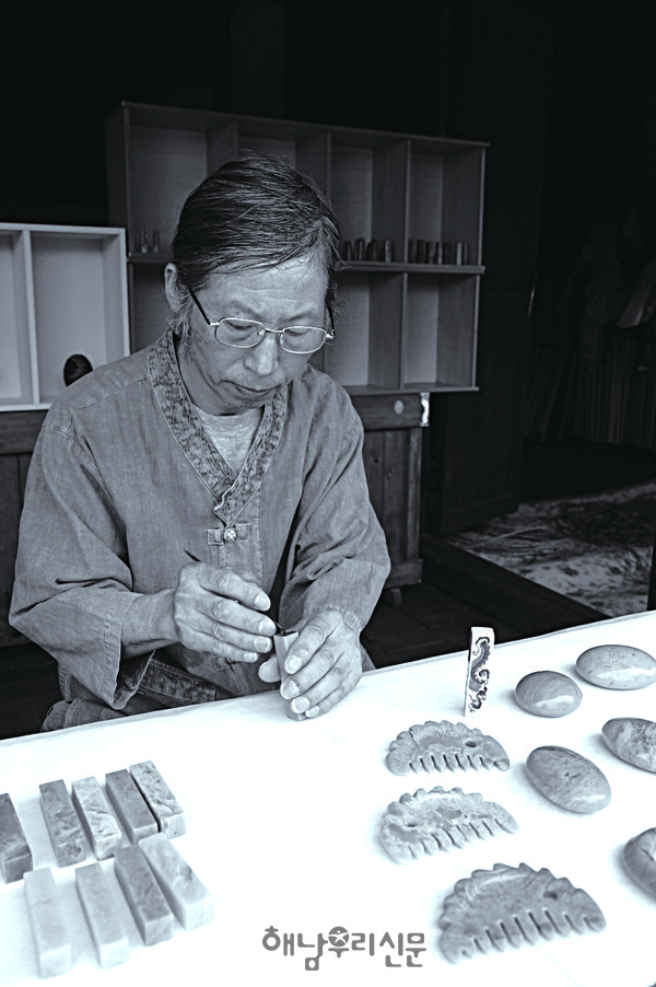                  옥공예 장인 김육남 작가의 개인전이 문화예술회관에서 오는 10월4일부터 열린다.