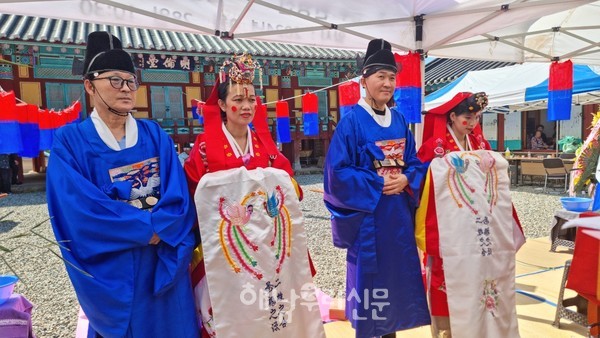                                    해남향교에서 다문화가정 2쌍이 전통혼례식을 올렸다.