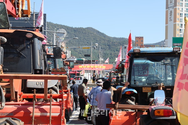 지난 9월30일 쌀 가격 보장 및 정부의 정책 전환을 위한 해남농민대회가 해남읍 고도리 사거리에서 열렸다.