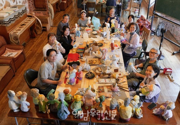 광주 충장로에서 오는 10월15일부터 열리는 ‘옥매광산: 별들을 생각하는 밤’ 전시회에 출품작을 주민이 제작하고 있다.