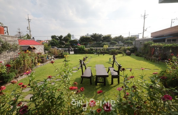 해남읍 남동리 송용필·박형란 부부는 매일 정원을 돌보며 자연을 벗 삼는 삶을 살고 있다.