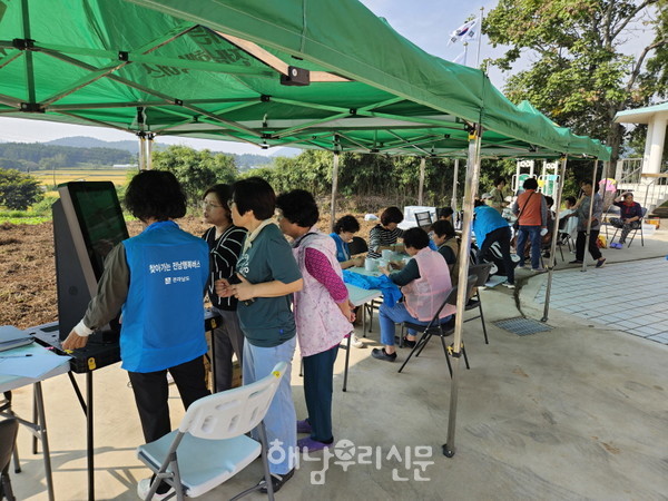 해남군이 읍 안동마을에서 ‘찾아가는 사회배려대상자 민원창구’를 운영했다.