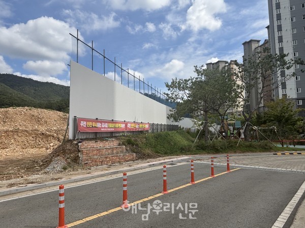 해남군이 파크3차 신축공사를 위해 파크2차 후문 보행로와 진출입로 구간을 도로점용 허가를 해줘 논란이 일고 있다.