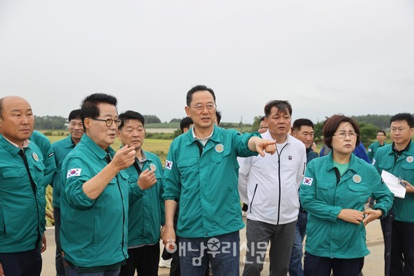 박지원 국회의원과 명현관 군수가 지난 9월21일 폭우피해 현장을 살피고 있다.