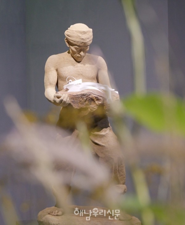 ‘옥매광산: 별들을 생각하는 밤’ 전시회가 광주 충장로에서 열리고 있다.