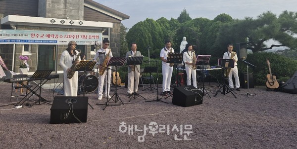 우수영성당 예락공소에서 예락공소 120주년 및 해남복터진 마을미술관 개관 기념 작은 음악회가 열렸다.