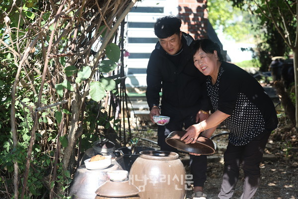 삼산면 신흥리에서 전통방식대로 장을 만드는 임영숙씨는 손맛 좋기로 소문난 인물로, 삼형제 아들들도 그의 손맛을 이어가고 있다.