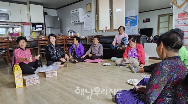 북평면은 노인의 날 행사에 참석하지 못한 어르신들에게 가래떡을 전달했다.