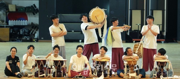 전문 풍물굿패 ‘해원’의 고정희 시인 ‘초혼제’를 모티브로 창작한 ‘기왕지사 인연 맺은 이 땅이오니’ 공연의 막바지 연습이 한창이다.