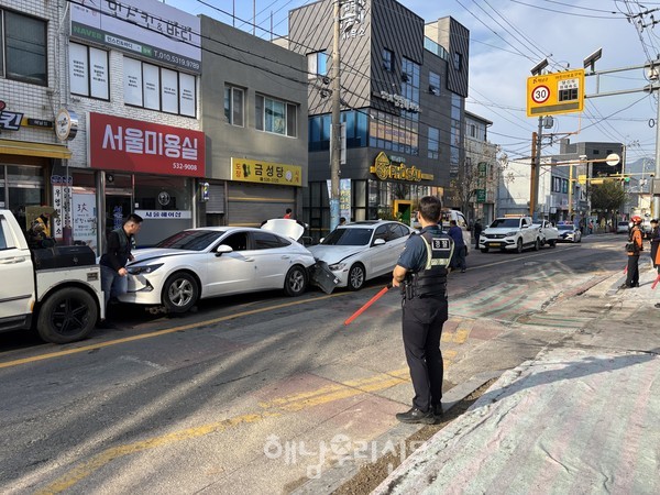해남서초 인근 도로에서 5중 추돌사고가 발생해 40분간 도로가 정체됐다.