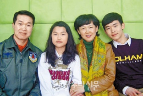 사고 이틀 전, 부대 안 교회에서 찍은 마지막 가족 사진.