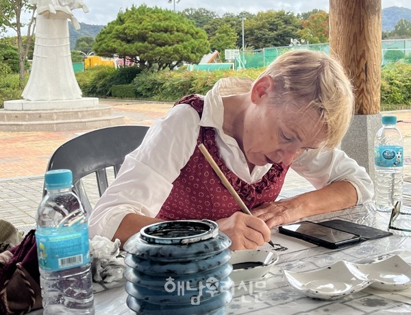 오스트리아 엘리자베스 멜코니안 작가가 해남에서 만난 자연과 인물을 담은 개인전을 복터진마을 미술관에서 갖는다.