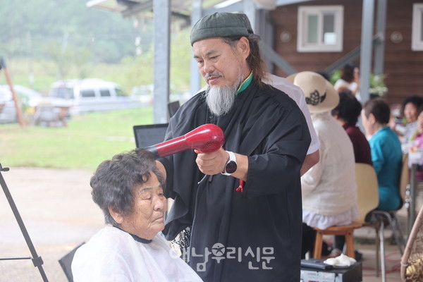 해남으로 귀촌한 ‘착한 가위손’ 조민국 단장은 어르신들 미용봉사를 이어가고 있다.