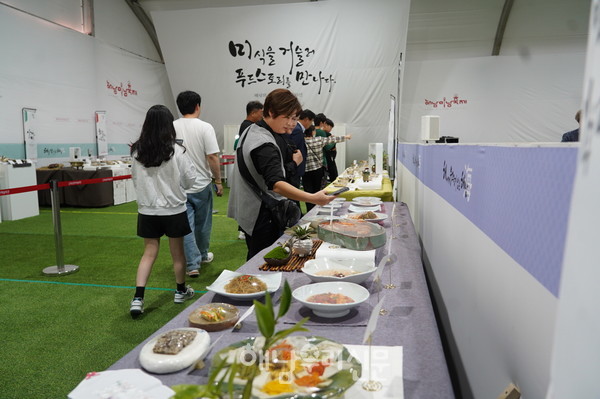 해남 장을 주제로 하는 2024 ‘해남미남축제’에서는 200여 가지의 풍성한 음식과 장 전시, 시연, 시식이 기다리고 있다.(지난해 음식 전시 장면)