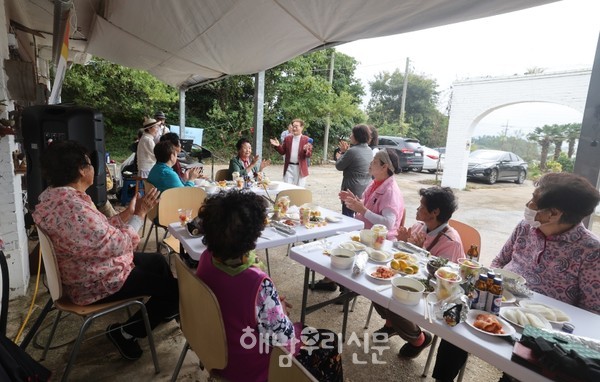 송지 영평마을 테라코타 미술관에서 지난 10월18일 ‘효 미용재능기부 음악회’가 열렸다.
