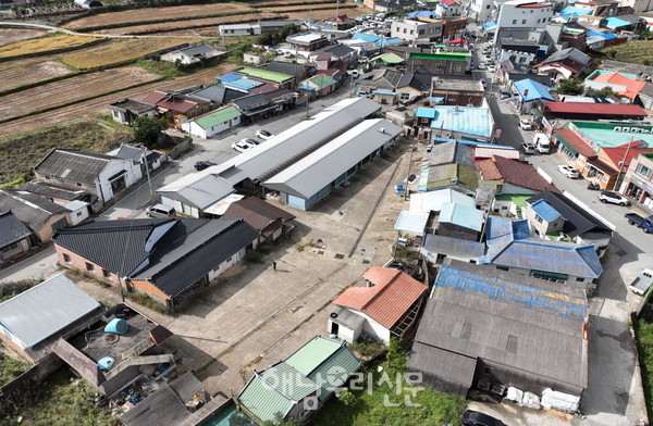 1967년에 조성된 송지 산정5일시장이 현대화 사업으로 다음주 중 철거된다.