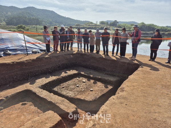 송지면 신정 패총유적 발굴조사 현장설명회가 지난 3일 진행됐다.