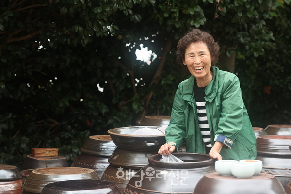 친정어머니의 손맛을 이어 뒤늦게 전통장 매력에 빠진 문내면 심동리 윤재숙씨는 정성을 들여 장독을 깨끗하게 관리한다.